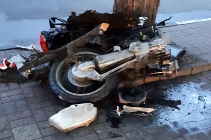 Мотоцикл врезался в дерево и развалился на части.