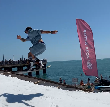Снег в разгар лета: сноубордисты и лыжники соревновались на пляже Сириуса
