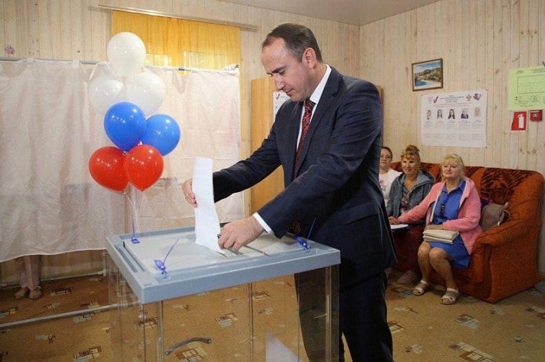 Мэр Геленджика Алексей Богодистов принял участие в голосовании