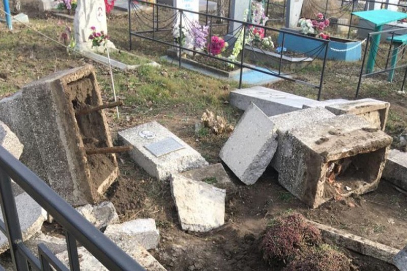 На Кубани полиция ищет вандалов, разрушивших надгробия на кладбище