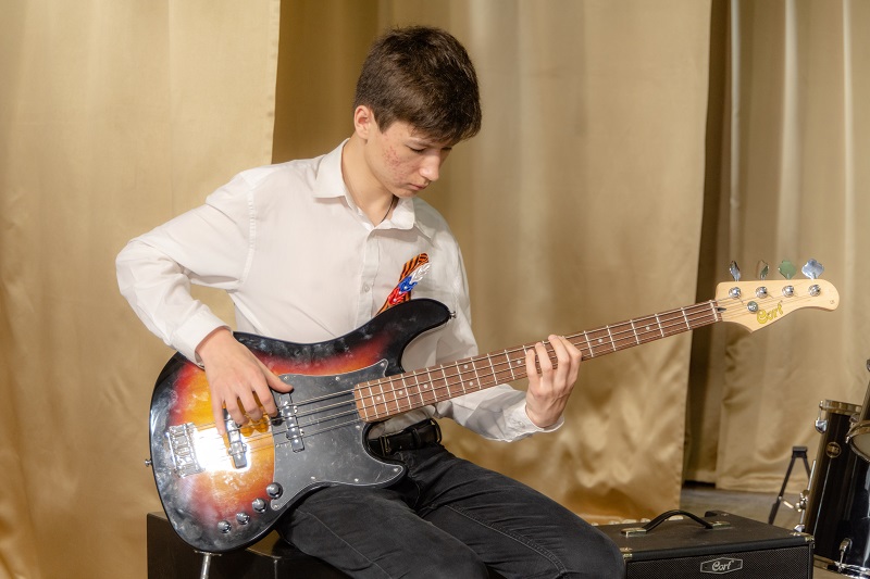 Гитара для звонаря: школа искусств поселка Ильского Северского района получила новые музыкальные инструменты и оборудование