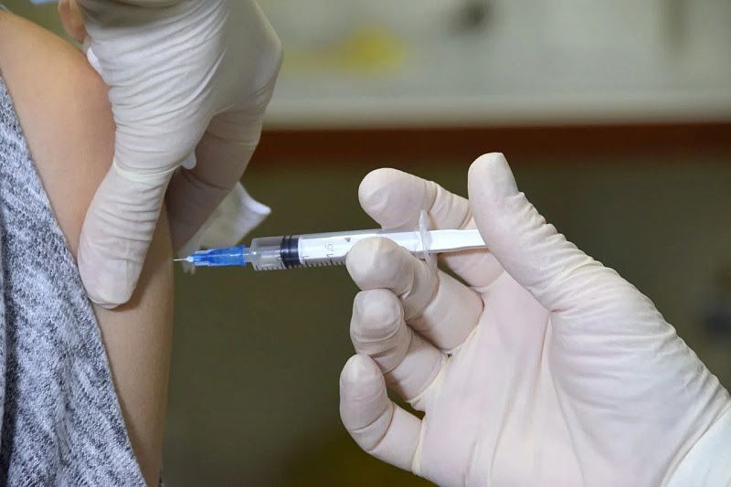 Единую вакцину от гриппа и COVID-19 испытают в 2022 году
