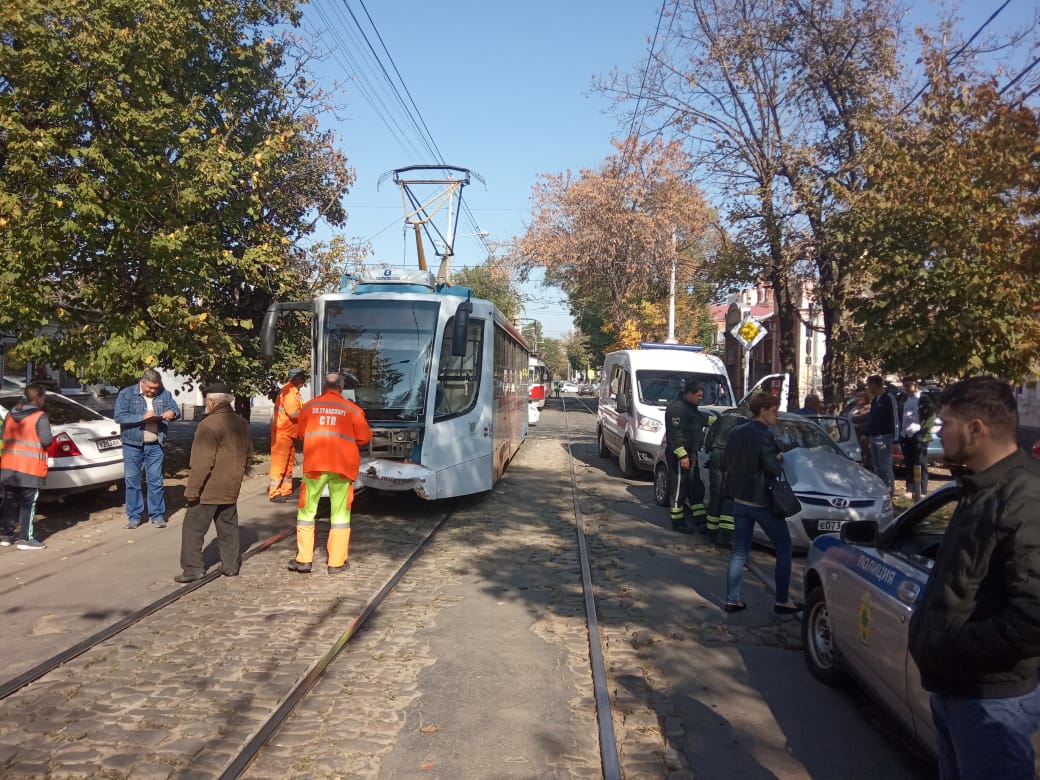 Новости краснодар края сегодня последние. Трамвай Краснодар аварии. Происшествия Краснодар с трамваями. Машина врезалась в трамвай Краснодар.