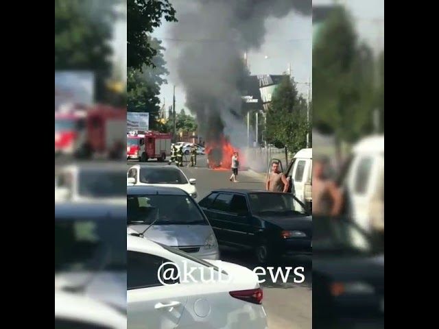 В Краснодаре загорелся автомобиль "Лада Ларгус"