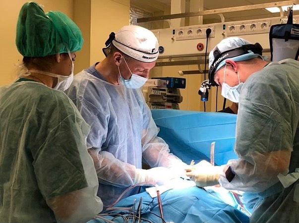 Краснодарские хирурги приняли участие в уникальных операциях на обезьянах