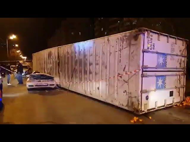 В Новороссийске контейнер упал на иномарку. Погибла девушка
