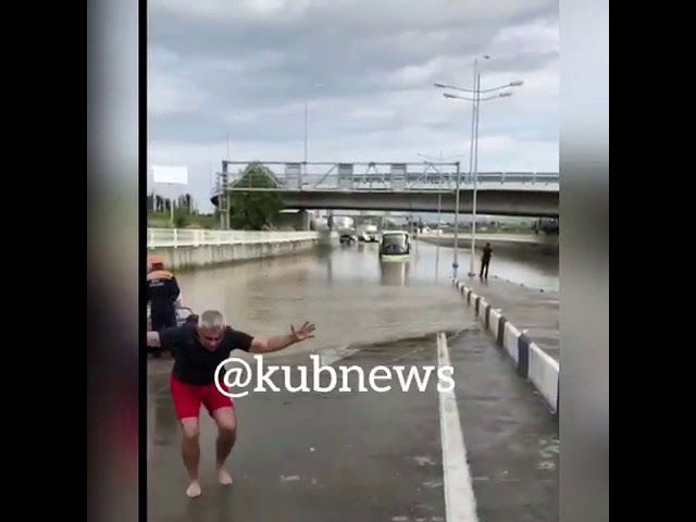 В Сочи пассажиров автобуса эвакуировали на лодках