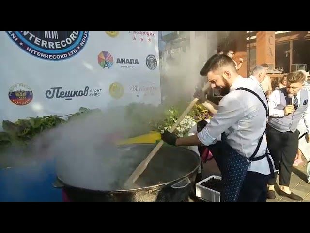 Мэр Анапы приготовил рекордную порцию мидий 30.06.2018