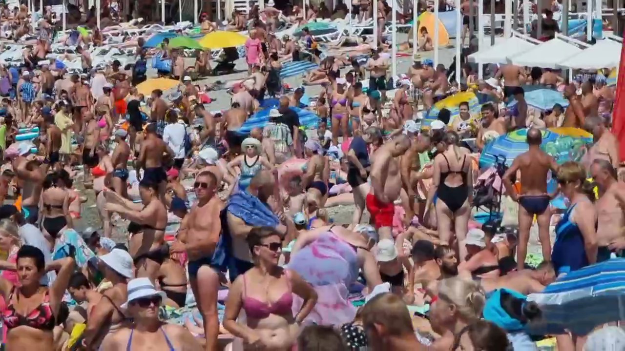 забитый туристами пляж в Сочи сняли на видео
