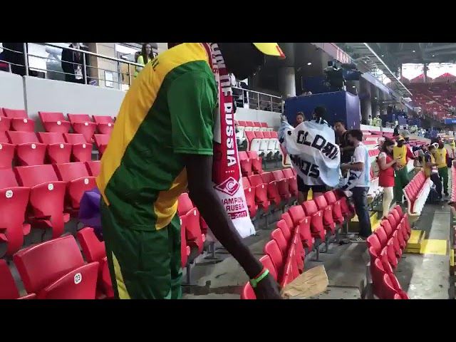 японские и сенегальские болельщики убрали после себя стадион в Саранске