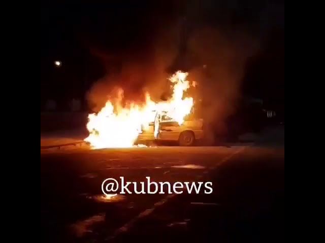 ВАЗ сгорел на Театральной площади в Краснодаре