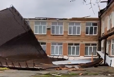 Ураганный ветер сдул крышу с поселковой школы в Кавказском районе