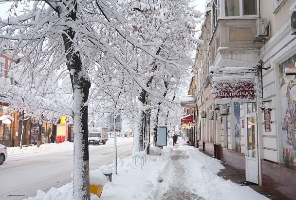 Краснодарский край засыпало снегом: в 34 городах и районах введен режим повышенной готовности
