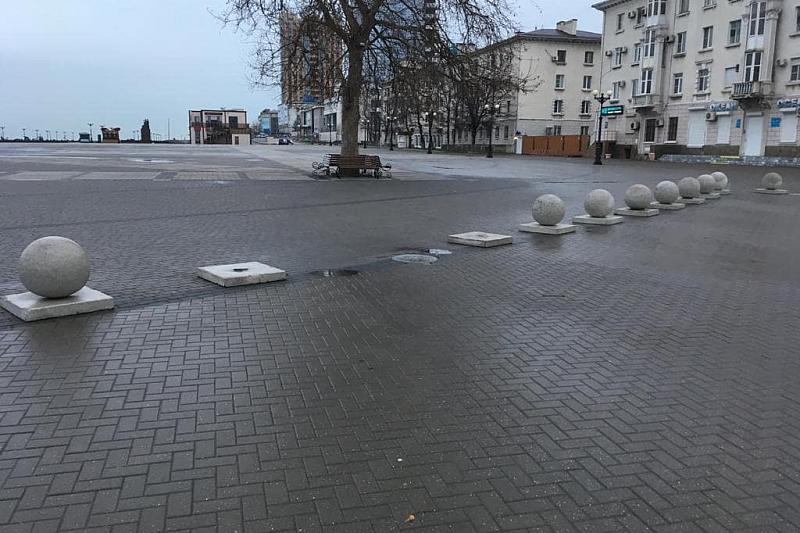 В Новороссийске установили личности вандалов, сбросивших каменные шары в море