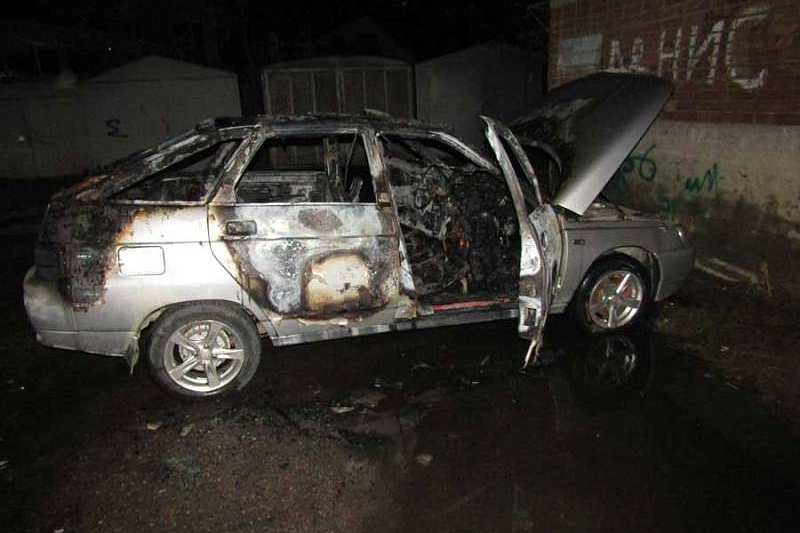 В Краснодарском крае после ссоры с женой мужчина сжег два припаркованных во дворе автомобиля