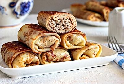 Не просто блины, а целый ужин: фаршированные блинчики, запеченные в соусе