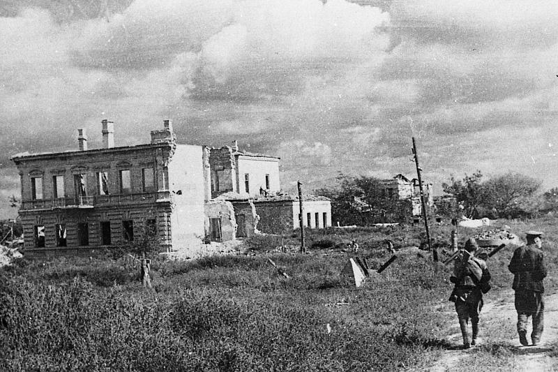 Здание Анапского техникума и жилые дома, разрушенные фашистами.