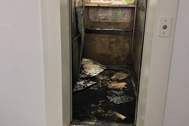 В Краснодаре в лифте многоэтажки загорелся электросамокат. Его хозяин получил сильные ожоги