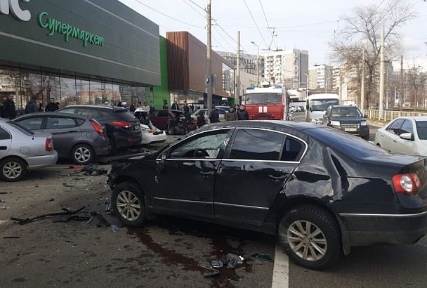 Двухлетняя девочка пострадала в массовом ДТП на парковке супермаркета 