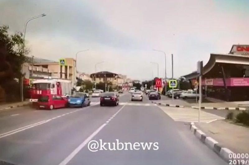 Момент ДТП с участием пожарного автомобиля и двух малолитражек в Геленджике попал на видео