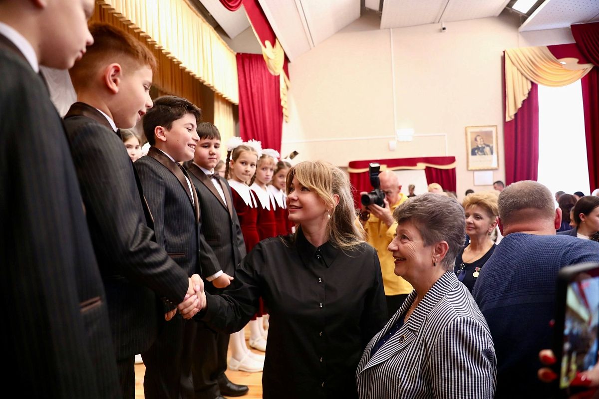 Министр культуры Кубани Виктория Лапина  Многие воспитанники становятся  (справа) поздравила учителей и учеников с открытием обновленной школы.