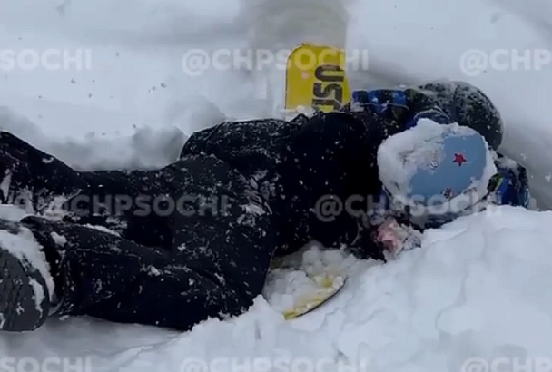 В горах под Сочи сноубордисты спасли попавшего в снежную расщелину ребенка