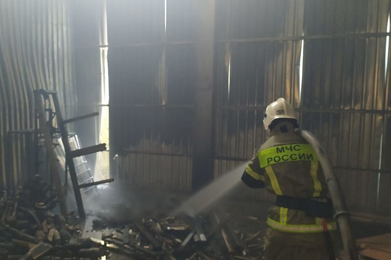 В Краснодаре тушат пожар на площади 1000 кв. метров