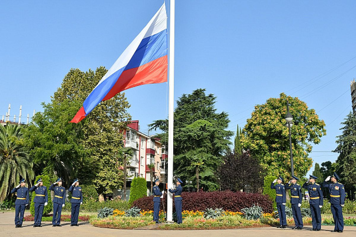 В Сочи торжественно подняли Государственные флаги России