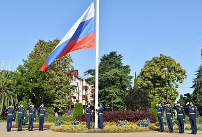 В Сочи торжественно подняли Государственные флаги России