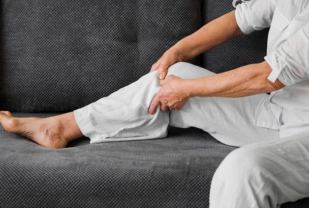 Почему колени болят, опухают или хрустят и как решить эту проблему