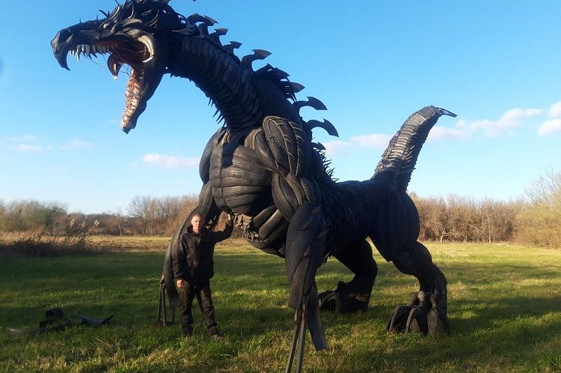 Монстр из покрышек: гигантского дракона создал мастер-самоучка из хутора Гулькевичского района