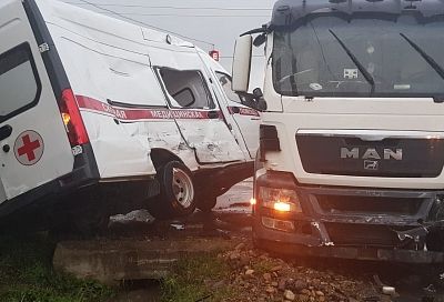Автомобиль скорой помощи и грузовик столкнулись в Апшеронске