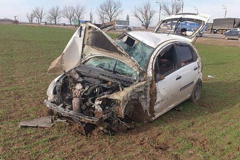 Лишенный прав за пьяную езду водитель иномарки опрокинулся в поле. Женщина погибла, пострадал 4-летний ребенок