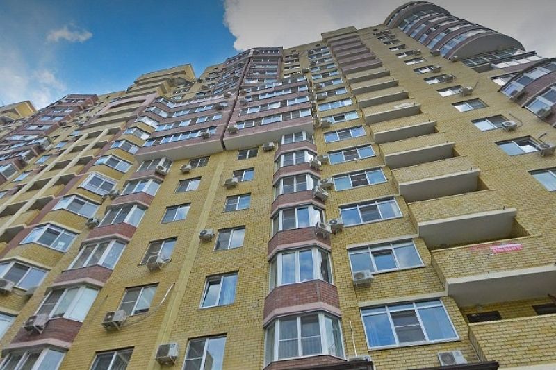 В Краснодаре мужчина выпал с балкона многоэтажки