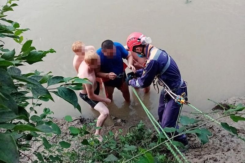 Мужчина прыгнул с обрыва в реку и разбил голову в Гулькевическом районе