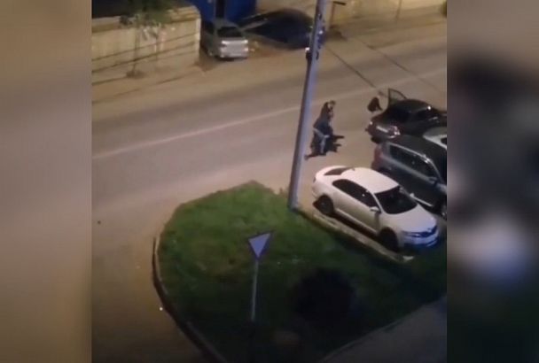 В Анапе трое мужчин избили знакомого и затолкали его в машину. Полиция проводит проверку