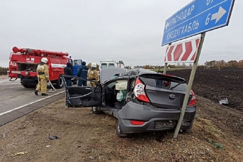 После столкновения с КамАЗом водитель легковушки вылетела из авто и получила множественные травмы