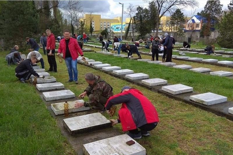На Всесвятском кладбище Краснодара провели субботник