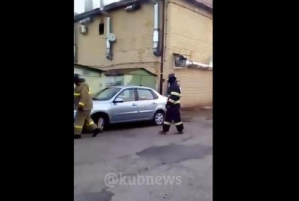 В Краснодаре пожарные потушили горящую двухэтажную сауну