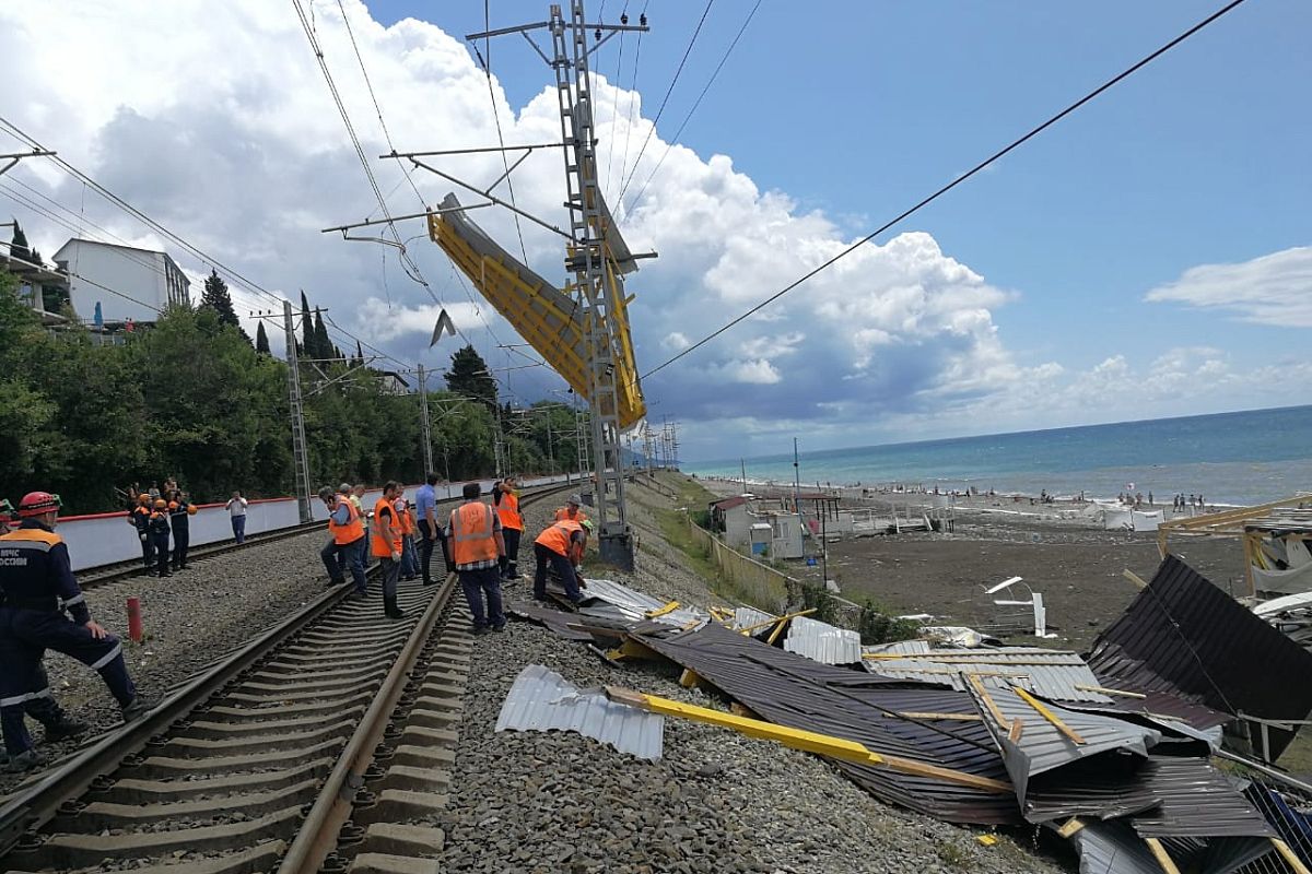 В Сочи порывом ветра снесло крышу кафе и унесло ее на железную дорогу