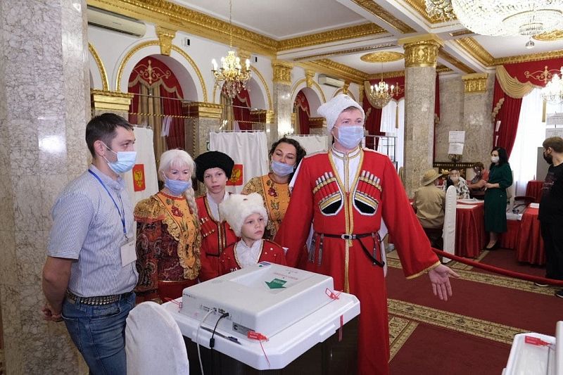 На выборы - как на праздник: семья артиста филармонии Игоря Владимирова пришла голосовать в народных костюмах