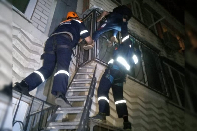 В Новороссийске спасатели сняли с балкона многоэтажки неадекватного мужчину