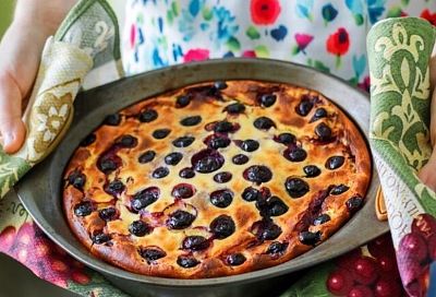 Этот ягодный пирог на кефире спасает, когда гости уже на пороге — 5 минут на тесто, и в духовку