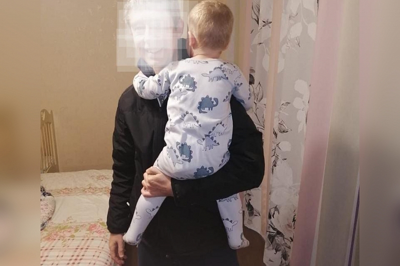 В Новороссийске спасатели через балкон залезли в квартиру, чтобы помочь ребенку