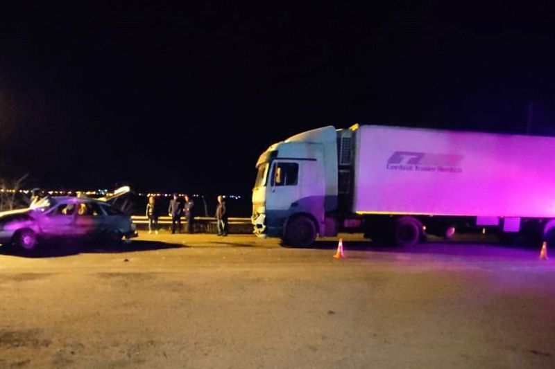 На Кубани в ночном ДТП с фурой и легковушкой погибли четыре человека