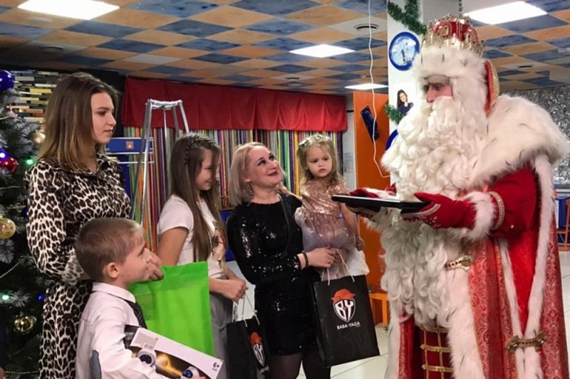 В Краснодаре Дед Мороз из Великого Устюга исполнил мечту девочки из многодетной семьи