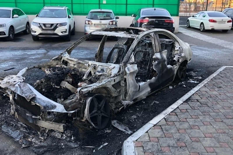 Подожгли Mercedes: в полиции рассказали о сгоревших в Краснодаре иномарках