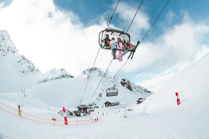 Горный курорт Сочи ограничил продажу ски-пассов из-за большой загруженности трасс