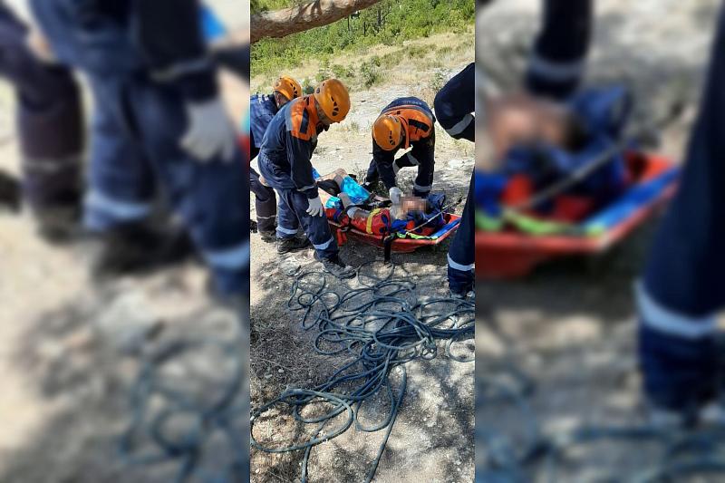 В Краснодарском крае турист спускался к севшему на мель сухогрузу Rio и сорвался со склона