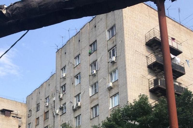 В Краснодаре с высоты 8-го этажа упал бывший заключенный. Он погиб